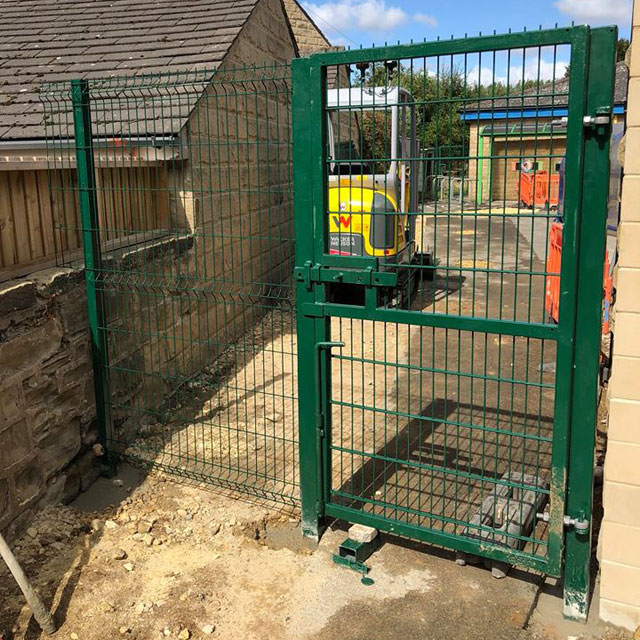 Single mesh gate